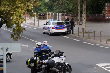Albi, Fransa - Eylül 2021 - Polis memurları, yaya olarak, arabayla ve motosikletle barikatta, sağlık geçişi ve Covid ölçümlerine karşı düzenlenen gösteri sırasında sokaktaki trafiği kontrol ediyorlar.