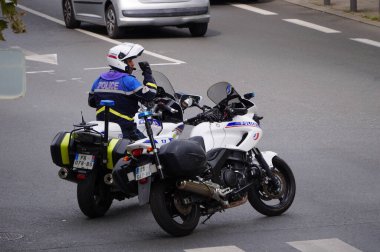 Albi, Fransa - Eylül 2021 - İki motosikletli bir Ulusal Polis memuru, sağlık pasaport ve Covid-19 kısıtlamalarına karşı düzenlenen bir gösteri sırasında trafiği bir barikatta yeniden yönlendiriyor.