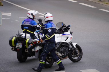 Albi, Fransa - Eylül 2021 - Bir grup Ulusal Polis memuru motosikletle, barikatta, sağlık geçişi ve Covid-19 tedbirlerine karşı düzenlenen bir gösteri sırasında sokaktaki trafiği kontrol ediyorlar. 