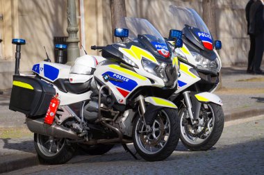 Paris, Fransa - Kasım 2022 - Alman üretici BMW 'den iki R 1200 RT motosiklet, Fransız Ulusal Polisi tarafından kullanıldı, Bourbon Palace' ın bahçesine park edildi.