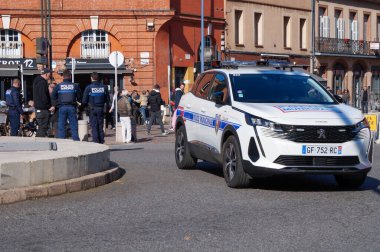 Toulouse, Fransa - Şubat 2023 - Saint-Cyprien Meydanı 'na park etmiş yeni bir Peugeot 3008, emeklilik reformunu protesto ediyor; bu model Fransa' da otomobil üreticisi PSA tarafından yapıldı