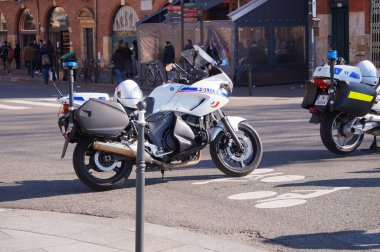 Toulouse, Fransa - Şubat 2023 - CRS (Cumhuriyet Güvenlik Şirketi) motosikletli bir filodan iki beyaz BMW R1250 emekli aylığı protestoları üzerine Metz Caddesi 'nde