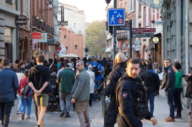 Toulouse, Fransa - Şubat 2023 - Saint-Cyprien Meydanı 'nda emekli aylığı reformunu protesto eden ve taktik yelek giyen üç silahlı polis memurundan oluşan bir grup