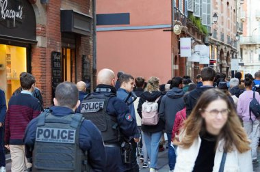 Toulouse, Fransa - Şubat 2023 - Saint-Cyprien Meydanı 'nda emekli aylığı reformunu protesto eden ve taktik yelek giyen üç silahlı polis memurundan oluşan bir grup
