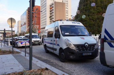 Toulouse, Fransa - Ocak 2020 - Sosyal protestolar sırasında Strasbourg Bulvarı 'ndaki kırmızı ışıkta Fransız Ulusal Polisi' nin (CRS) Renaul Master minibüslerinin araç trafiği ve konvoyu