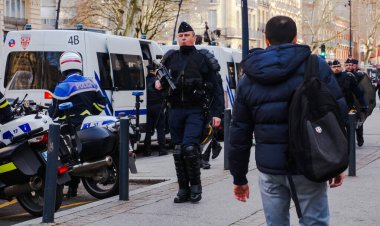 Toulouse, Fransa - Şubat 2020 - Sosyal protestolar sırasında Capitole 'ye (belediye binası) erişimi engelleyen isyan giysisi konusunda uzman Fransız SWAT birimleri