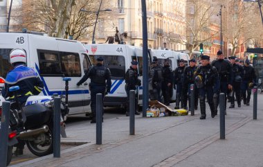 Toulouse, Fransa - Şubat 2020 - Sosyal protestolar sırasında Capitole 'ye (belediye binası) erişimi engelleyen isyan giysisi konusunda uzman Fransız SWAT birimleri