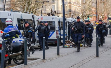 Toulouse, Fransa - Şubat 2020 - Sosyal protestolar sırasında Capitole 'ye (belediye binası) erişimi engelleyen isyan giysisi konusunda uzman Fransız SWAT birimleri