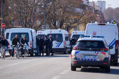 Toulouse, Fransa - Şubat 2023 - CRS (Cumhuriyet Güvenlik Şirketi) kamyonları ve Ulusal Polis arabaları, hükümetin emeklilik reformuna karşı düzenlenen bir gösteride Pont-Neuf Köprüsü 'ne erişimi engelledi