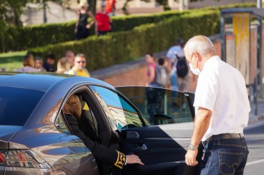 Albi, Fransa - 14 Temmuz 2022 - Tarn Valisi Franois-Xavier Lauch, Fransız Peugeot 508 resmi aracına bindi, Ulusal Bayram töreninin sonunda, bir sürücünün yardımıyla