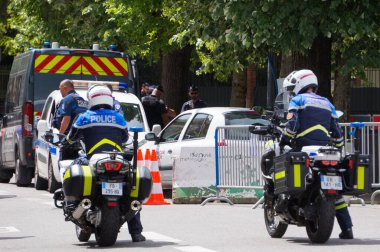 Toulouse, Fransa - 8 Mayıs 2023 - Zafer Günü askeri törenine erişimi filtrelemek için valinin aracına motosikletli iki memur eşlik etti