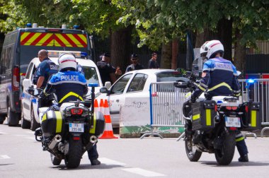 Toulouse, Fransa - 8 Mayıs 2023 - Zafer Günü askeri törenine erişimi filtrelemek için valinin aracına motosikletli iki memur eşlik etti