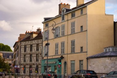 Troyes, Fransa - Eylül 2020 - Bailly Eczanesi 'ni barındıran eski bir kasaba binası ve tarihi şehir merkezinde bulunan Trvois Kanalı' nın korkuluklarının yanındaki Quai Dampierre 'de yarım keresteli bir ev