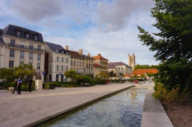 Troyes, Fransa - Eylül 2020 - Place de la Libration 'da güzel bir akarsu, şehir merkezindeki antik binalarla çevrili bir peyzaj meydanı ve uzaklardaki Katedral kulesi