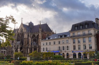 Troyes, Fransa - Eylül 2020 - Şehir merkezinde manzaralı bir meydan olan Place de la Liberation, arka planda Saint-Urbain 'in gotik bazilikası ve zarif şehir binalarıyla sınırlıdır.