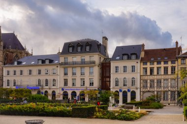 Troyes, Fransa - Eylül 2020 - Şehir merkezinde güzel bir peyzaj ve yeşil bir meydan olan Place de la Libration 'ın yanındaki atari salonu ve banka şubeleriyle geleneksel şehir binaları