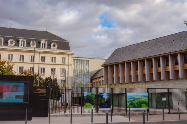 Troyes, Fransa - Eylül 2020 - Aube Konseyinin genel merkezi, yerel yönetim ve Özgürlük Meydanı 'ndaki Aube-Şampanya Kongresi Merkezi