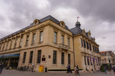 Troyes, Fransa - Ekim 2020 - Belediye binasının yan cephesi, XIII. Louis tarzı, klasik mimari beşinci yüzyılda Alexandre Isral Meydanı, şehir merkezinde bir meydan üzerine inşa edilmiş.