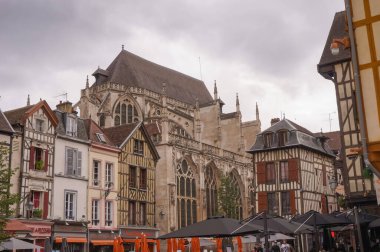 Troyes, Fransa - Eylül 2020 - Rue Mol Caddesi ve Place Alexandre Isral Meydanı kavşağında, gotik, 13. yüzyıl Saint-Jean-au-Marche Kilisesi 'nin hakim olduğu tipik kasaba evleri