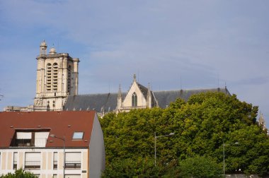 Saint-Denis Meydanı 'ndan görülen Ortaçağ' ın Gotik Katedrali Saint-Pierre-et-Saint-Saint-Paul 'un Rönesans çan kulesi Fransa' nın tarihi şehir merkezi Troyes 'e hakim.