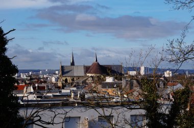 Saint-Nicaise Tepesi 'nden, 11. yüzyılda inşa edilmiş tarihi bir Roma kilisesi olan Saint-Remy Bazilikası' ndan ve Fransa 'nın kuzeydoğusundaki Reims kentindeki UNESCO Dünya Mirasları Alanından görüldü.