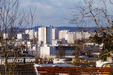 Fransa 'nın kuzeydoğusundaki Reims şehrinin güneybatısındaki Croix-Rouge semtinin blok kulelerine doğru geniş bir görüş açısı var.
