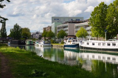 Reims, Fransa - Mayıs 2021 - Şampanyalı-Ardenne Kanalı 'ndaki bir su yolu olan Aisne' den Marne Kanalı 'na giden Vieux-Port (Eski Liman) limanındaki Paul Doumer Bulvarı' nın rıhtımlarına demirlemiş nehir tekneleri