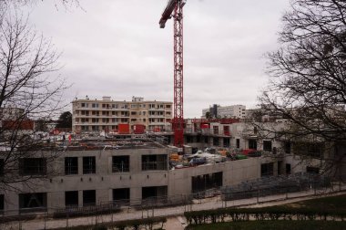 Reims, Fransa - Nisan 2021 - Saint-Nicaise 'de inşaat halindeki bir konut binasının beton yapısı; Fransız Bouygues şirketi tarafından işletilen çalışma alanı, bir kule vinci tarafından yönetiliyor.