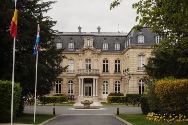 Reims, Fransa - Nisan 2021 - Henry Vasnier Bulvarı 'nda lüks, gastronomik bir restoran ve beş yıldızlı bir otele ev sahipliği yapan Fransız klasik tarzı Crayeres Malikânesi' nin zarif cephesi