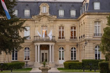 Reims, Fransa - Şubat 2022 - Henry Vasnier Bulvarı 'nda lüks, gastronomik bir restoran ve beş yıldızlı bir otele ev sahipliği yapan Fransız klasik tarzı Crayeres Malikânesi' nin zarif cephesi
