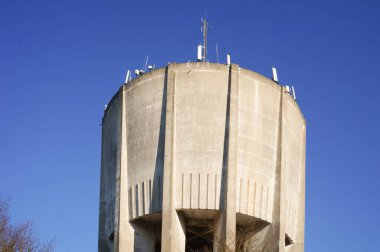 Reims, Fransa 'da Janke Segal ve Rouliers Caddesi' nde (Moulin de la Housse semti) bir bardak şeklindeki beton su kulesi, kablosuz internet sağlanması için çok sayıda telekomünikasyon anteniyle donatılmıştır.