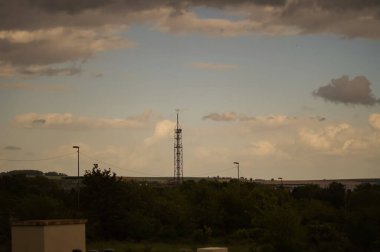 Reims, Fransa - Mart 2021 - Sivil Havacılık Genel Müdürlüğü 'nün bir alt yapısı olan Reims Hava Navigasyon Kontrol Merkezi' nin (CRNA Ouest) radar anteninin gece yarısı görünümü