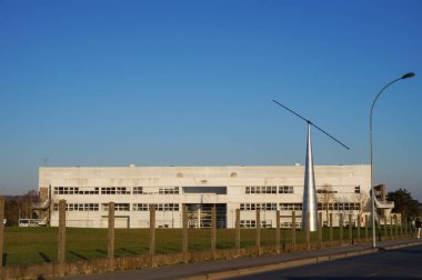 Reims, Fransa - Mart 2021 - Chemin des Rouliers caddesindeki Reims-Champagne-Ardenne Üniversitesi Moulin de la Housse Bilim Kampüsü 'ndeki öğretim binalarından biri