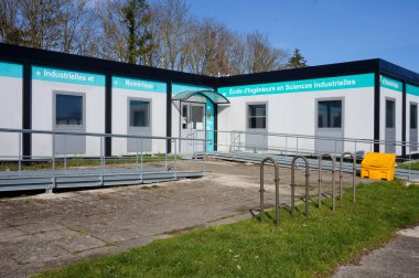 Reims, Fransa - Mart 2021 - Moulin de la Housse Üniversitesi Kampüsü 'ndeki EISINE, Endüstriyel ve Hesaplama Mühendislik Okulu' nun geçici prefabrik tesisi