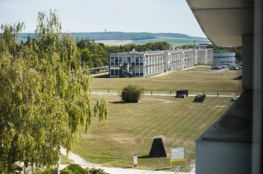 Reims, Fransa - Eylül 2022 - Moulin de la Housse Bilim Kampüsü 'nün yeşil ortamında Reims Champagne-Ardenne Üniversitesi Fizik Bölümü' nün bulunduğu beton binanın üst görünümü