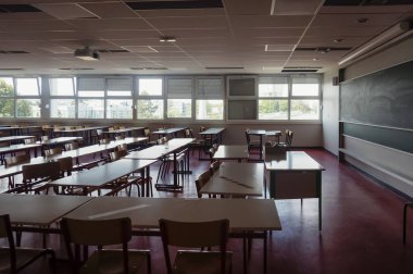 Reims, France - Eylül 2022 - Moulin de la Housse Bilim Kampüsü 'ndeki Reims Champagne-Ardenne Üniversitesi (URCA) biyoloji bölümünde tebeşir tahtası, masası ve sandalyeleri olan tipik bir sınıf