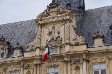 Reims, Fransa - Nisan 2021 - 17. yüzyılda inşa edilmiş klasik bir yapı olan Belediye Binası 'nın ana cephesinin ayrıntıları; zengin oyulmuş ön cephesinde Kral XIII. Louis' in bir binicilik heykeli yer almaktadır.