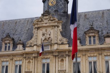 Belediyenin ana cephesi ve çan kulesi. 17. yüzyılda yapılmış klasik bir yapı.