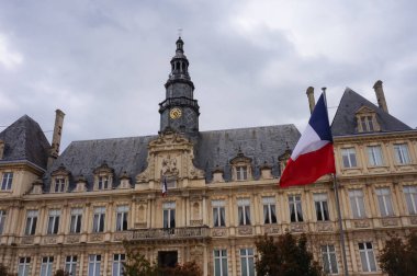 Belediyenin ana cephesi ve çan kulesi. 17. yüzyılda yapılmış klasik bir yapı.