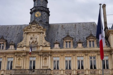 Belediyenin ana cephesi ve çan kulesi. 17. yüzyılda yapılmış klasik bir yapı.