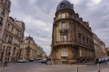 Reims, Fransa - Nisan 2021 - 19. yüzyılda Gnral Sarrail ve Thiers caddelerinin köşesine inşa edilen evler, bir kubbe ve Paris tarzı mimariye sahip.