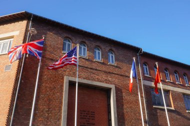 Reims, France - Şubat 2022 - Nazi Almanyası 'nın 7 Mayıs 1945' te teslim olduğu Roosevelt Caddesi 'ndeki Muse de la Reddition önünde Fransa, ABD, Sovyetler Birliği ve Birleşik Krallık bayrakları 