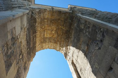 Porte de Mars (Mars 'ın Kapısı), Fransa' nın kuzeydoğusunda, Reims 'de Hautes Promenades' in sonunda bulunan bir antik Roma zafer kemeri.