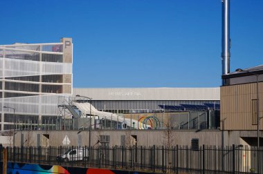 Reims, Fransa - Şubat 2022 - Jules Cesar Bulvarı 'ndaki Reims Arena, UCPA yüzme havuzunun su kaydırağının arkasındaki kongre merkezi ve konser salonu olarak tasarlanmış bir etkinlik kompleksi