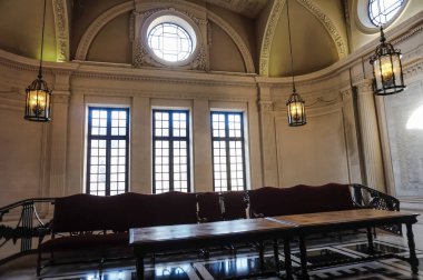 Reims, France - Eylül 2022 - Neo Louis XIII tarzı Grand Staircase 'in üst katı Belediye Binası' nda bekleme odası olarak hizmet vermektedir; tavandan sarkan avizeler ve duvardaki oktulus vardır 