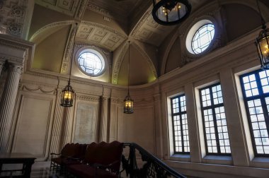 Reims, France - Eylül 2022 - Neo Louis XIII tarzı Grand Staircase 'in üst katı Belediye Binası' nda bekleme odası olarak hizmet vermektedir; tavandan sarkan avizeler ve duvardaki oktulus vardır 