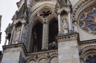 Fransa 'nın kuzeydoğusundaki UNESCO Dünya Mirası Bölgesi olan Notre-Dame Reims Katedrali' nin gelişmiş mimarisinin ayrıntıları