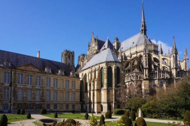 Reims, Fransa - Mart 2021 - UNESCO 'nun Dünya Mirası Bölgesi Notre-Dame Katedrali' nin Apse of Notre-Dame Katedrali, 17. yüzyıl Tau Sarayı 'nın Fransız tarzı bahçesinden görüldü.