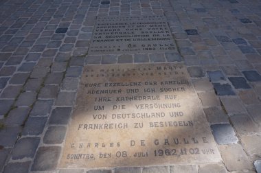 Reims, Fransa - Haziran 2022 - Katedral önünde bir taş plaket, Fransa ve Almanya 'nın 2. Dünya Savaşı' ndan sonra C. De Gaulle ve K. Adenauer liderliğindeki uzlaşmasını simgeliyor.