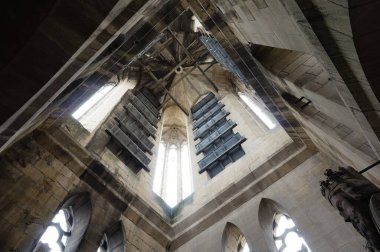 Reims, France - Eylül 2022 - Gotik Notre-Dame Katedrali 'nin kuzey kulesinin alt manzarası; kulenin hala abat-oğulları var, ama artık ahşap bir çan kulesi yok.